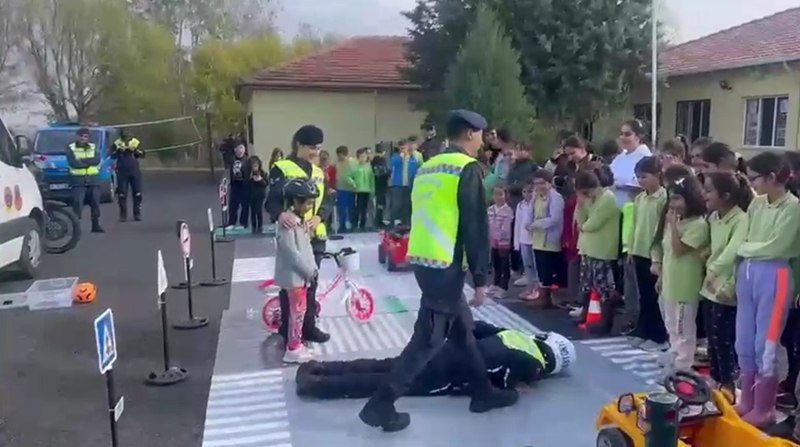 Jandarma Öğrencilere Yönelik Eğitici Trafik Faaliyetlerini Gerçekleştirdi