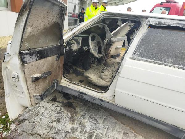 Acil servis önüne park edilen otomobil yandı
