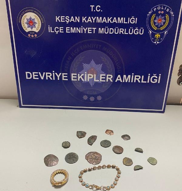 Aranan şüpheli, tarihi eserlerle yakalandı