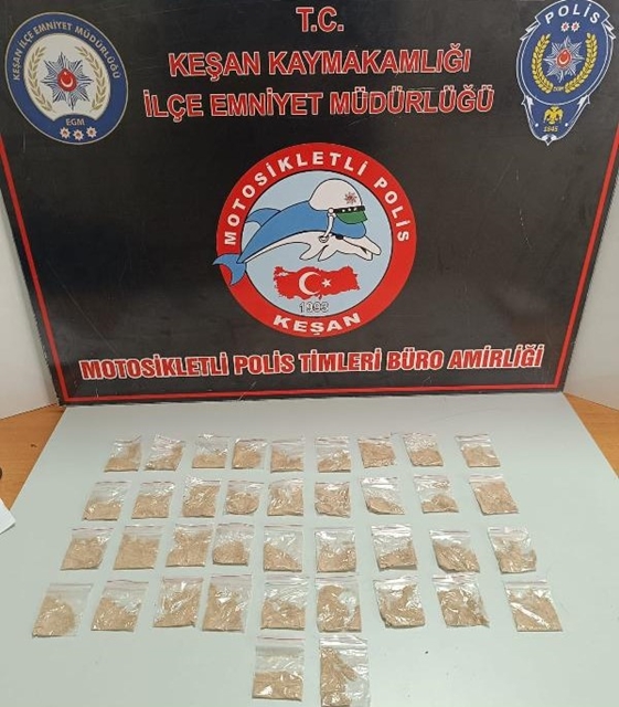Polisi görünce iç çamaşırındaki uyuşturucuyu çöpün altına attı