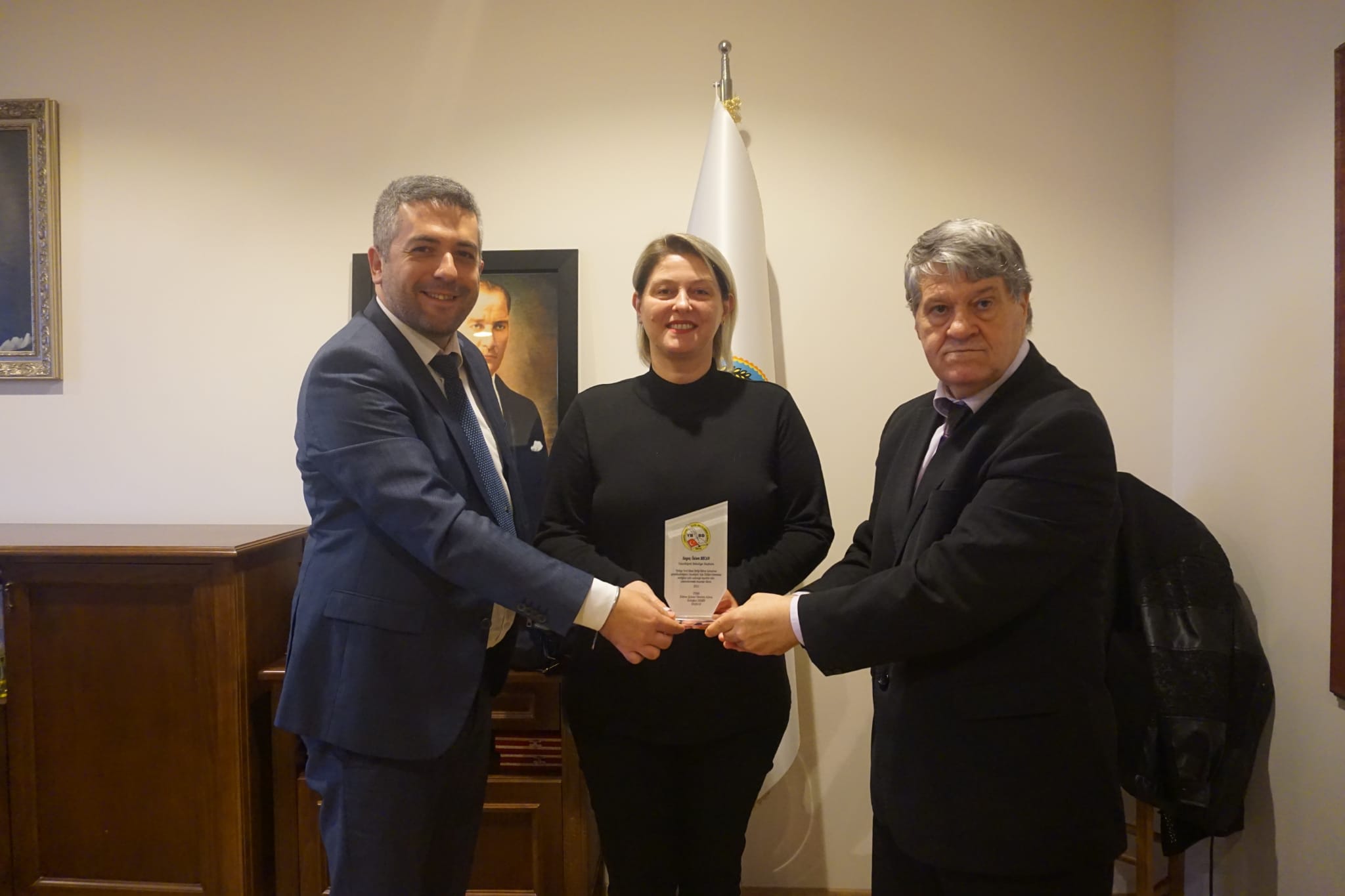 TYBB Edirne Şubesi'nden Başkan Özlem Becan'a teşekkür plaketi