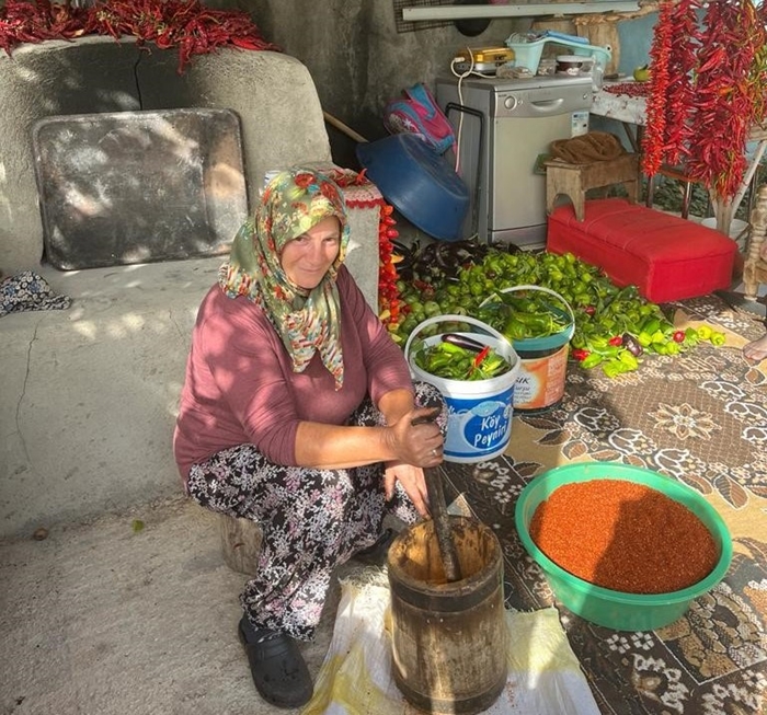 Vize'de Kadın Elinden Geleneksel Pul Biberi Üretimi