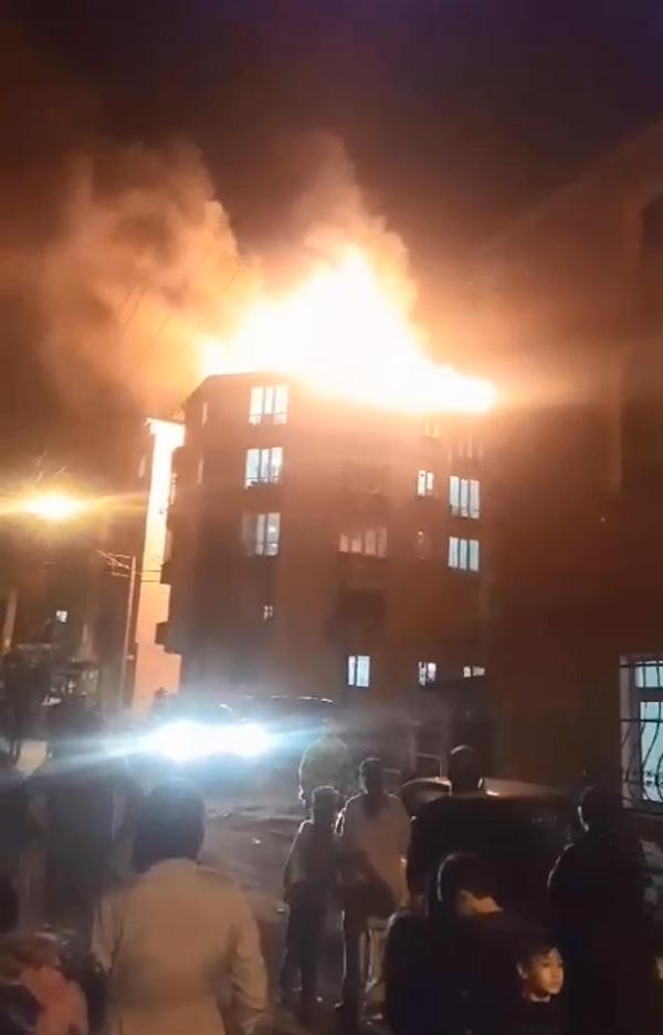 Çorlu'da apartmanın çatısında çıkan yangın korkuttu