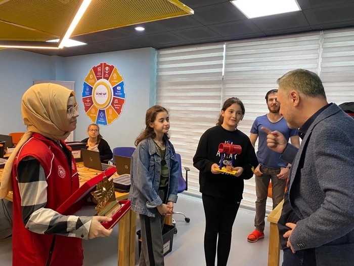 Milletvekili Sarıçam, Gençlik Merkezi Ziyaretinde Gençlerle Buluştu