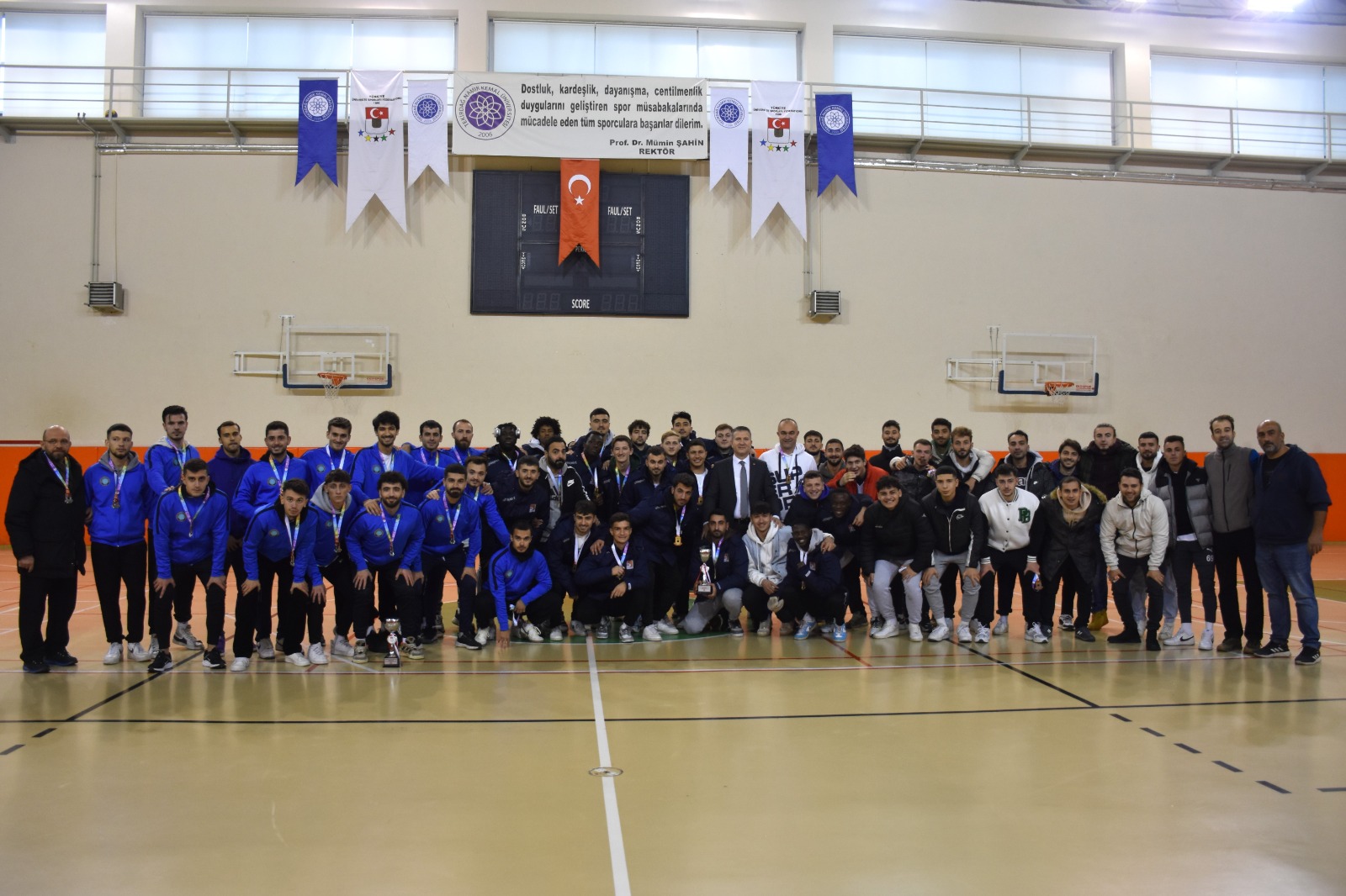 ÜNİLİG Grup Futbol Müsabakaları Kupa ve Madalya Töreni ile Tamamlandı
