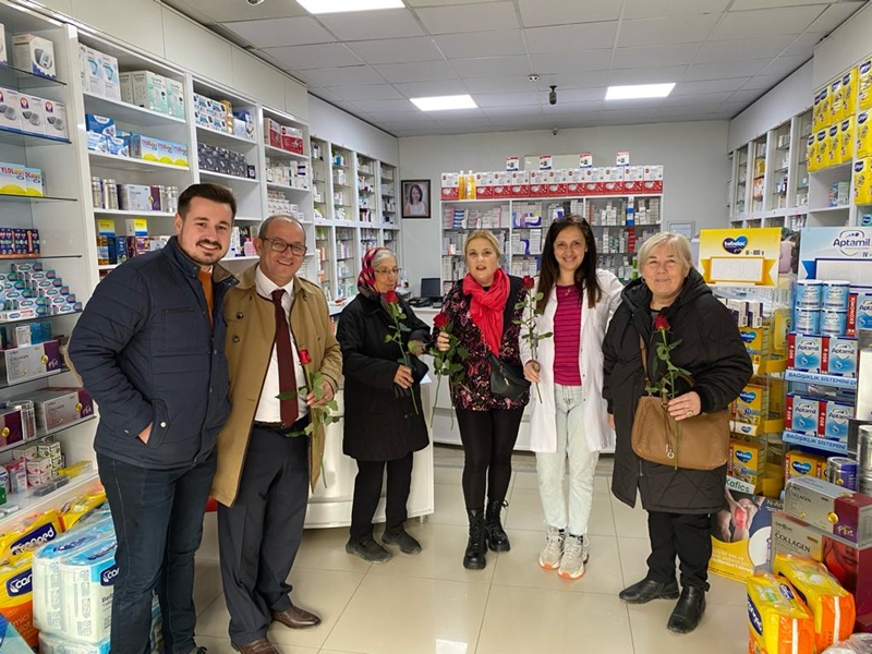 Belediye Başkan Aday Adayı Kurt Kadınlara Kırmızı Karanfil Dağıttı
