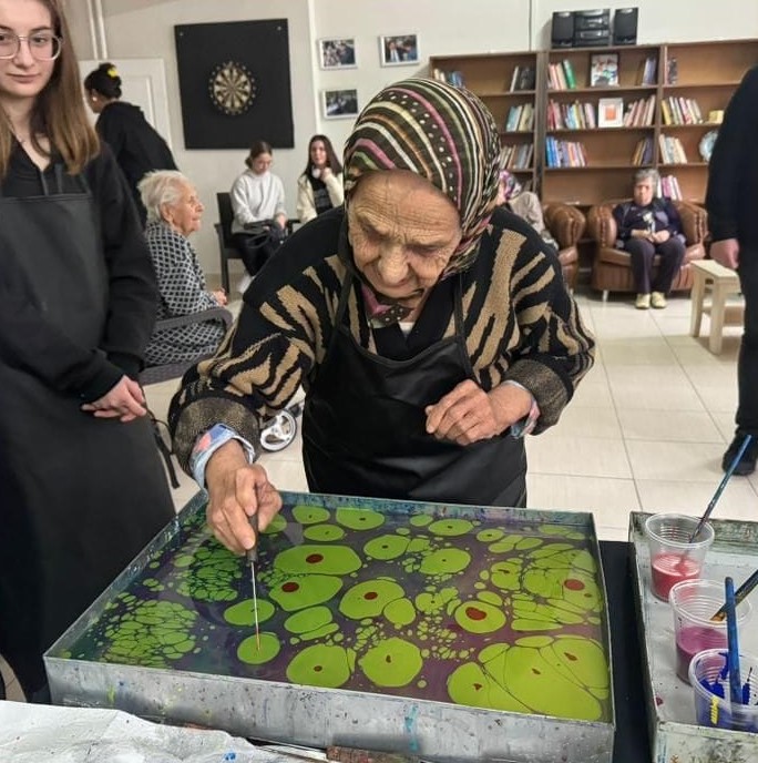 Huzurevi Sakinleri Ebru Sanatı ile Buluşturuldu