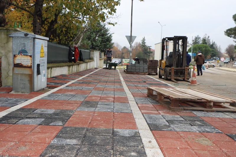 Atatürk Caddesi'nde Yenileme Çalışmaları Hızla Devam Ediyor