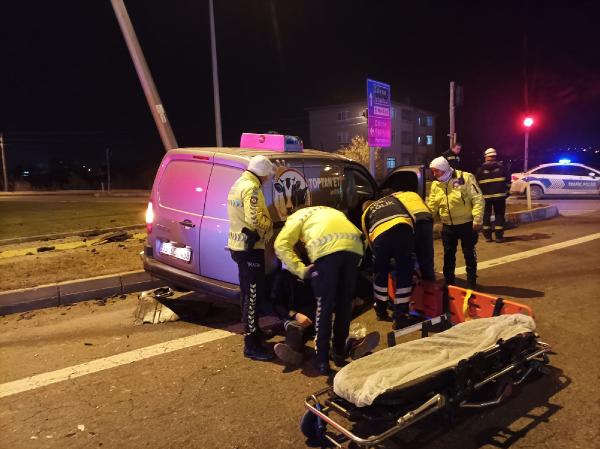 Edirne'de otomobil ile hafif ticari araç çarpıştı: 1 ölü, 5 yaralı
