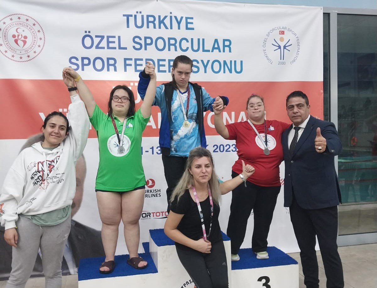 Antalya'da Yüzme Şampiyonasında Türkiye 3.'sü Oldular