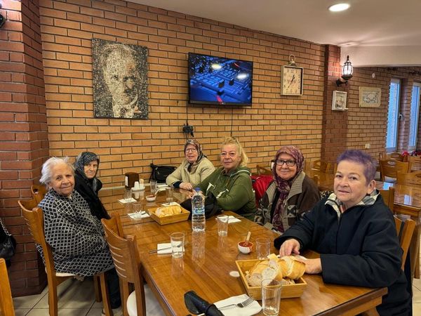 Huzurevi Sakinleri Ahmetbey'de Yemek Keyfi Yaptı
