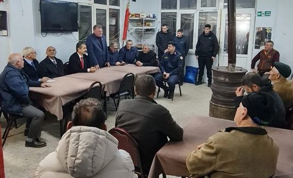 Vali Ekici Hazinedar Köyü'nü ziyaret etti