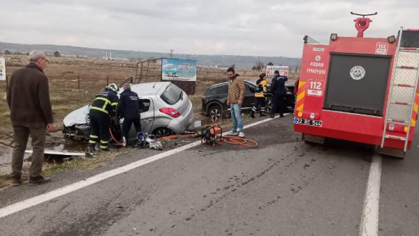 Edirne'de 2 otomobil çarpıştı: 2 ölü