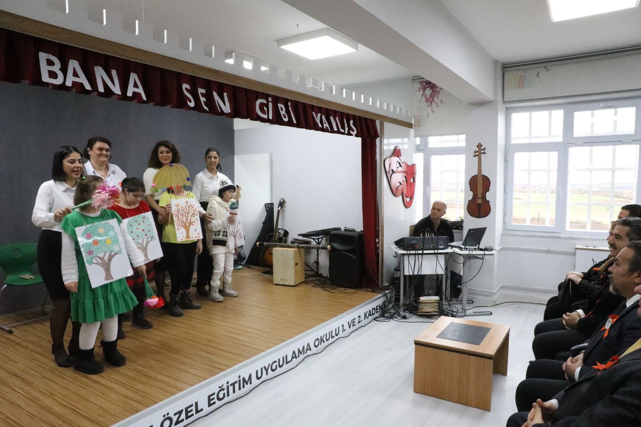 Vali Ekici Özel Öğrencilerin Sanat ve Müzik Yeteneklerine Tanıklık Etti