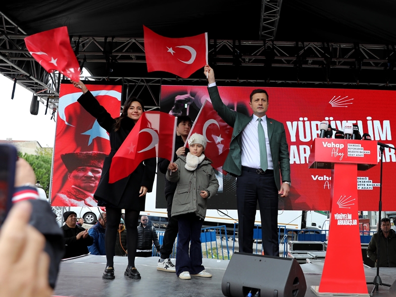 Vahap Akay; 