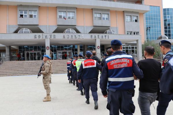 Edirne'de 261 kaçak göçmen ile 8 organizatör yakalandı
