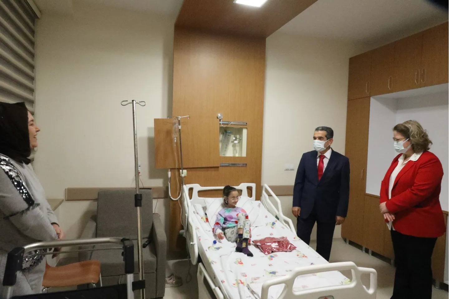 Hastalara Acil Şifalar Dileyerek Yeni Yıllarını Kutladı