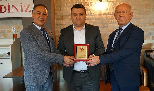 Çelenk Sunma Törenine Katıldı