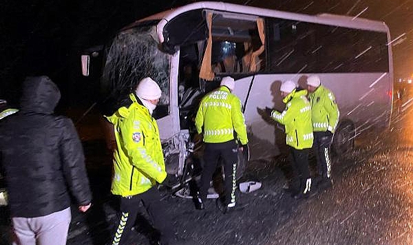 Edirne polislerin taşındığı servis ile turistlerin taşındığı otobüs çarpıştı: 11 yaralı