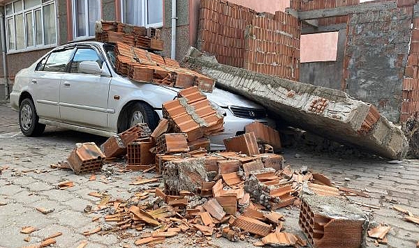 İnşaat halindeki dükkanın duvarı, park halindeki otomobilin üzerine devrildi