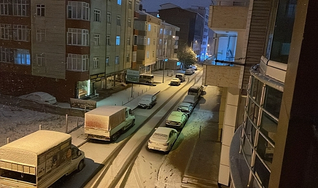 Kapaklı Beyaz Gelinliğini Giydi