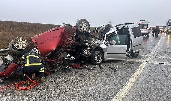 Lüleburgaz'da otomobil ile hafif ticari araç çarpıştı: 2 ölü, 1 yaralı
