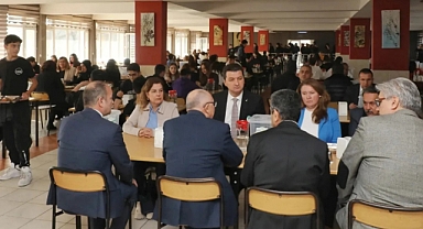 Öğle Yemeğinde Öğrencilerle Buluştu