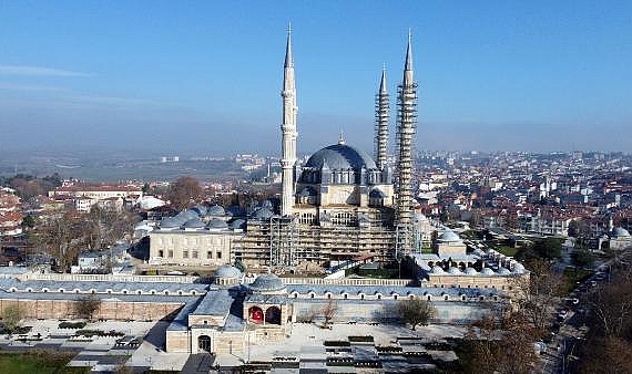 Restorasyondaki Selimiye Camisi'nin 594 penceresi yenilendi