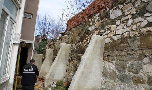 Üzerine duvar devrilen kadın ağır yaralandı