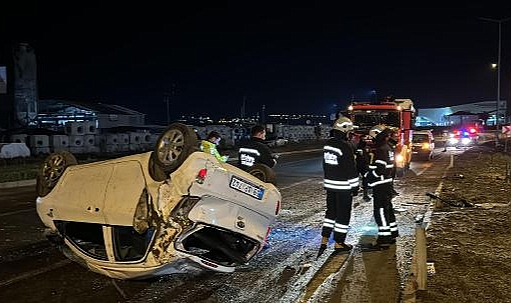 Aydınlatma direğine çarpan otomobil takla attı; 1 yaralı