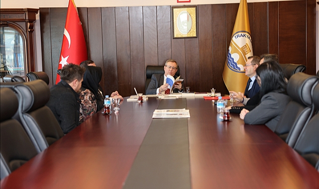 Balkan Araştırma Enstitüsü ve Balkan Dilleri ve Edebiyatları Bölümü Akademisyenleri Kitaplarını Rektör Prof. Dr. Erhan Tabakoğlu'na Takdim Etti