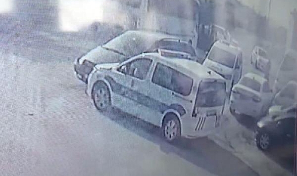 Bulgaristan plakalı otomobil, takip sırasında ekip aracına çarptı; 2 polis yaralı