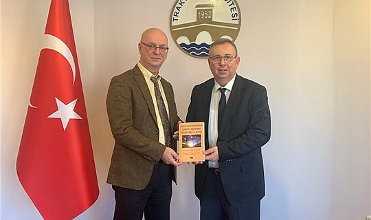 Dekan Prof. Dr. Gökhan Sönmezler Editörleri Arasında Yer Aldığı Kitabı Rektör Prof. Dr. Erhan Tabakoğlu’na Takdim Etti