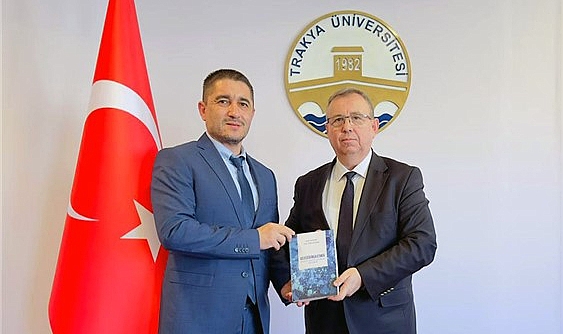 Dr. Öğr. Üyesi Özgür Kayapınar'dan Rektör Prof. Dr. Erhan Tabakoğlu'na Kitap Takdimi