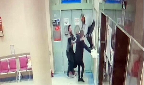 Hasta yakını, annesinin ölüm haberini veren kadın doktoru yumrukladı