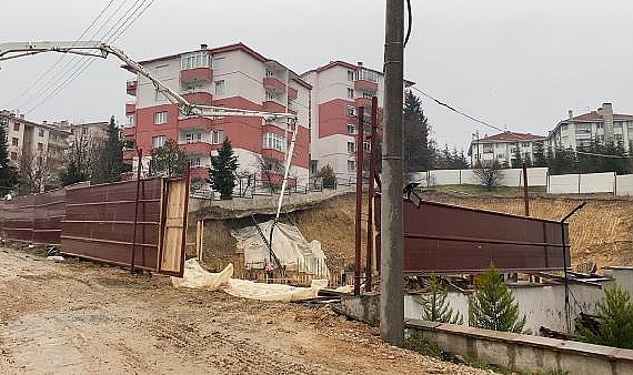 İnşaatta toprak kayması siteye zarar verdi, zemini direklerle sabitlendi