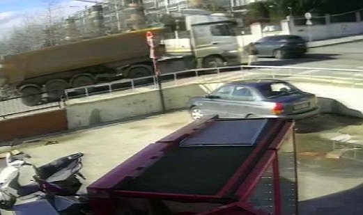 Kamyonun çarptığı kadın öldü; kaza kamerada