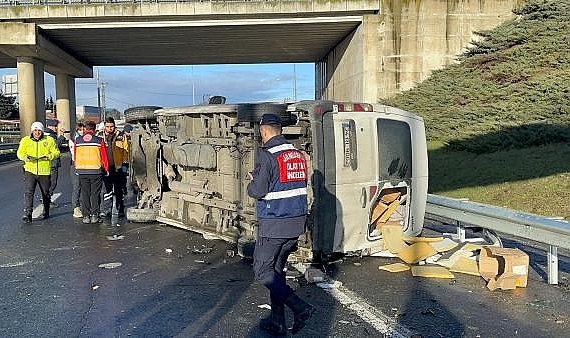Minibüs, bariyere çarpıp devrildi: 1 ölü, 1 yaralı